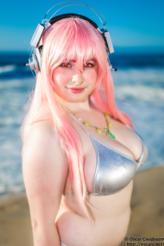 Bikini Super Sonico: Curvy!