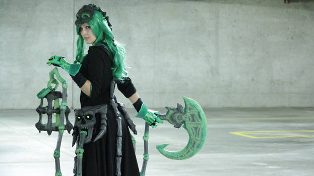 Female Thresh Cosplay View 2