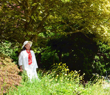 Mrs Mon a* In A Garden Near Giverny