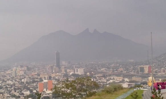 el cerro de la silla desde el obispado al atardece