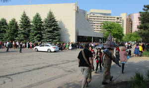 Pyramid Head avoids long line - Anime Central 2016