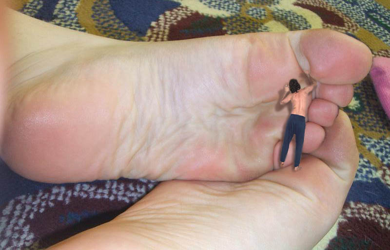 Giantess Alyssa Trapped by arm