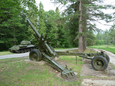 152 mm howitzer-gun M1937 with limber and T-34/85