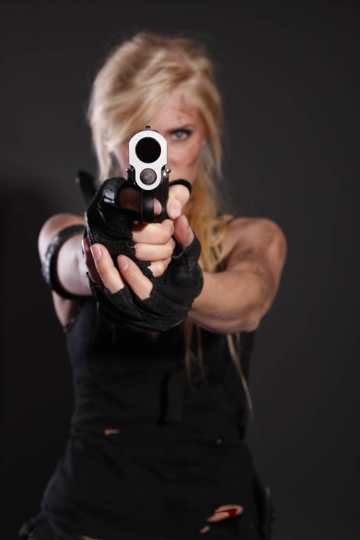 Девушке угрожают пистолетом. Человек с пистолетом. Девушка с пистолетом. Блондинка с пистолетом.