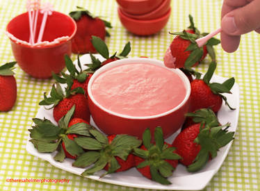 Creamy Starwberry Yogurt Fruit Dip