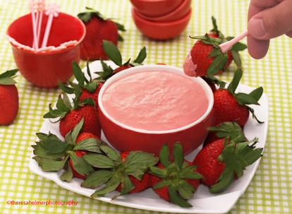 Creamy Starwberry Yogurt Fruit Dip