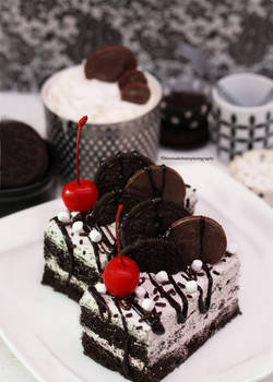 Irresistible Oreo Cake Slices