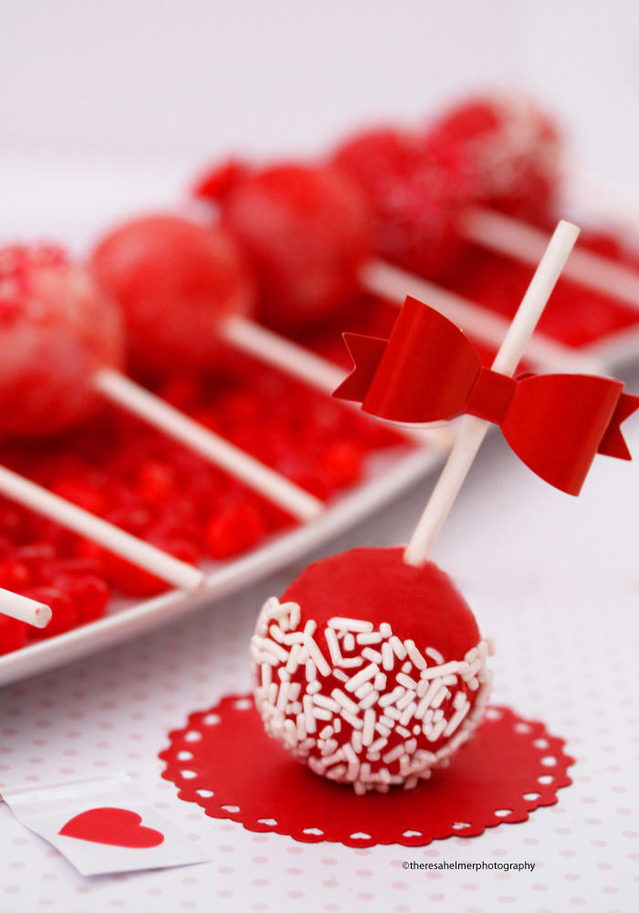 Pretty Valentine Cake Pops by theresahelmer