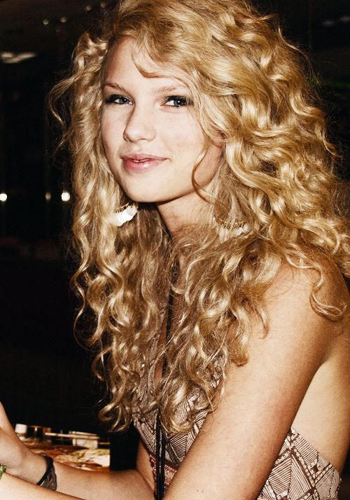 Artistic Taylor Swift Curly Hair Photo in HD Artistic Taylor Swift Curly Hair Photo in HD