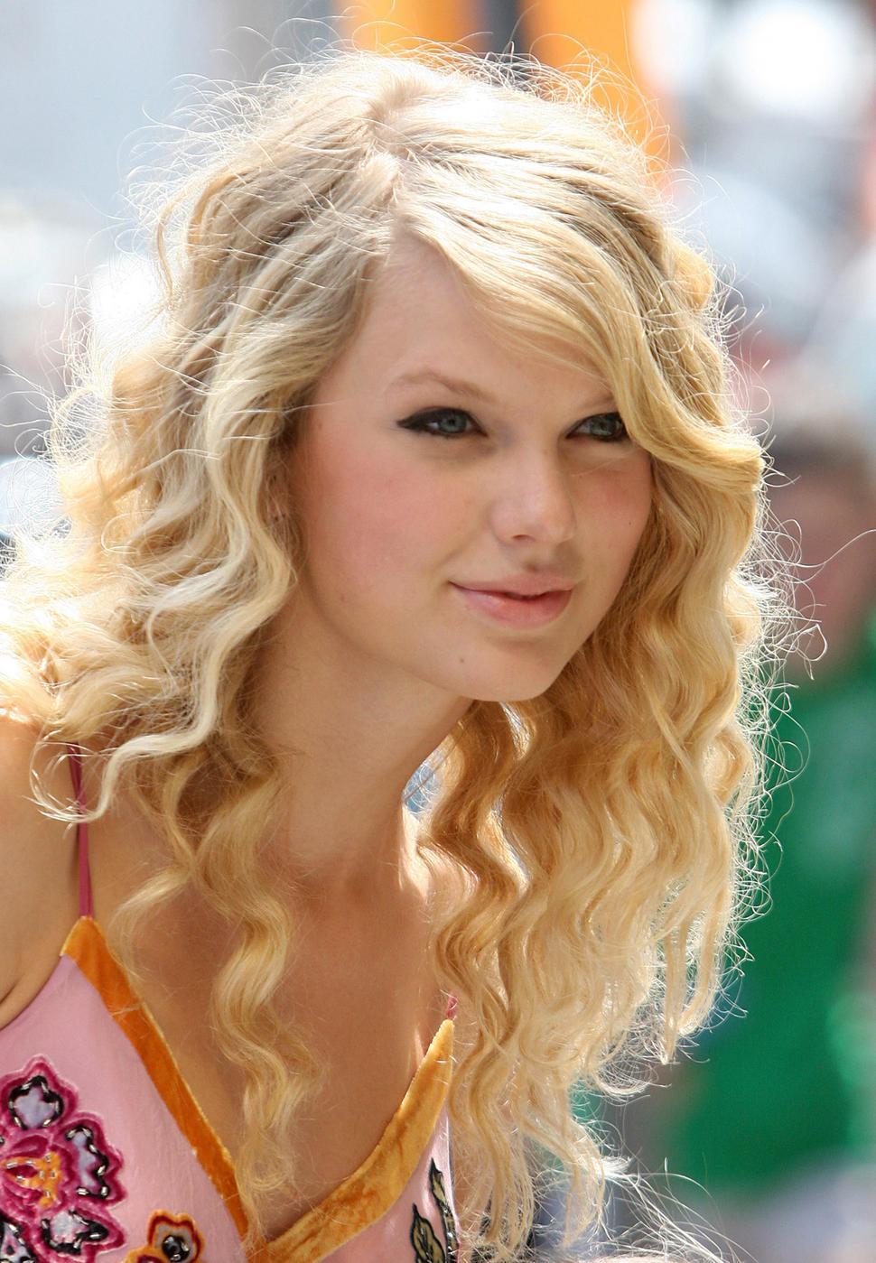 Taylor Swift Curly Hair 4 by TaylorSwiftTribute on DeviantArt