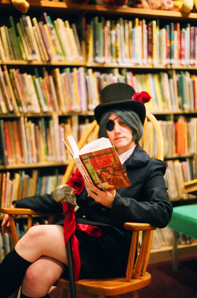 Black Butler - Ciel reading