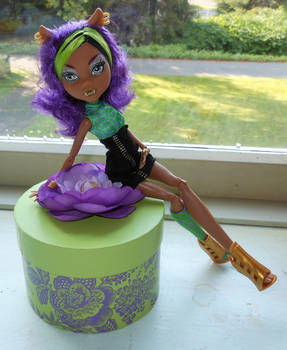 Classy Clawdeen.