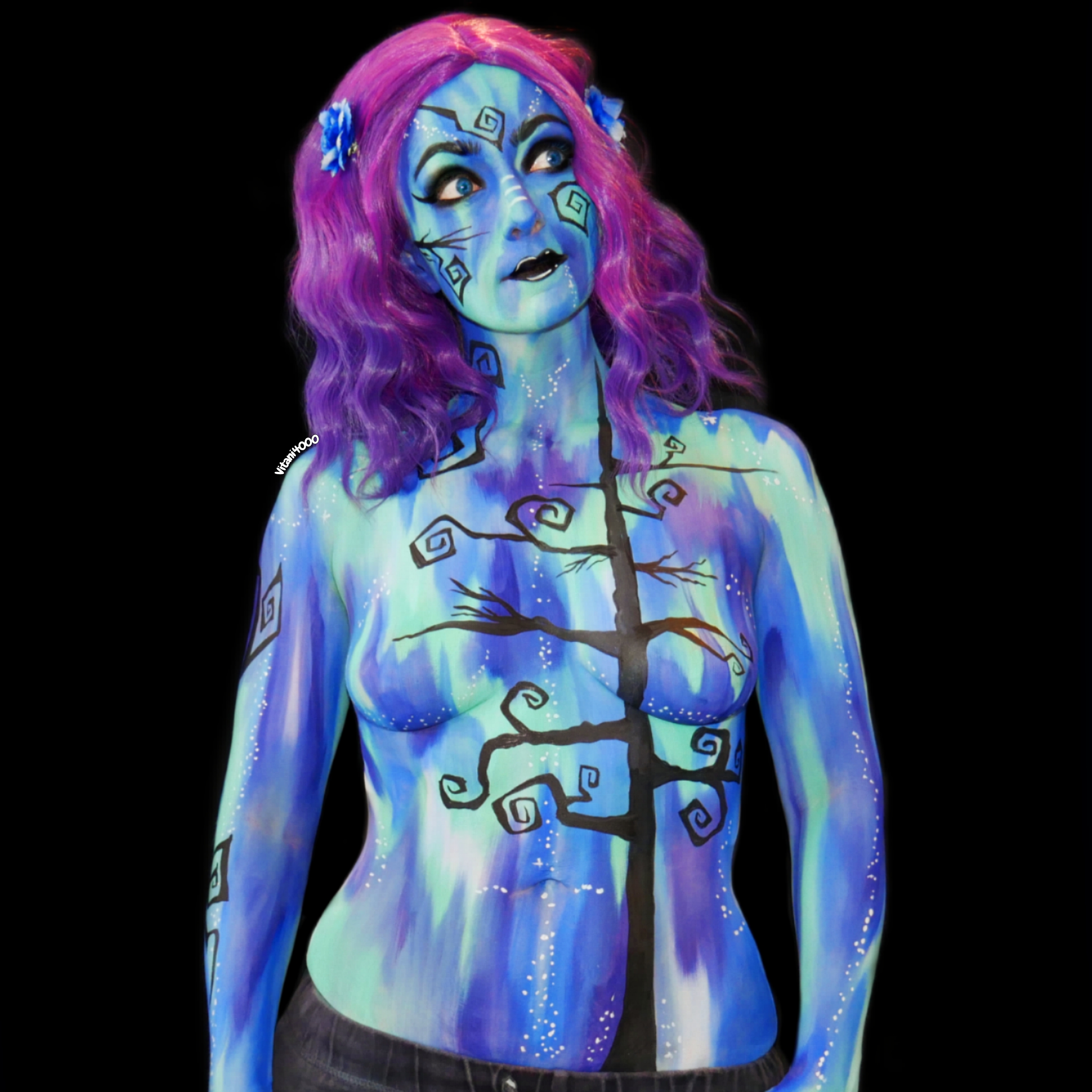 A dead tree is still beautiful - Bodypaint