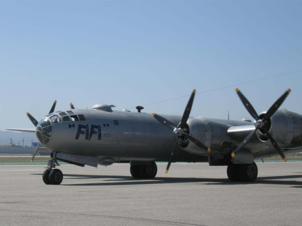 Burbank Airshow 2013 09 Fifi