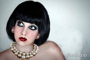Veronica con maquillaje y perlas hiperrealistas