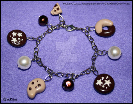 Bracelet with biscuits