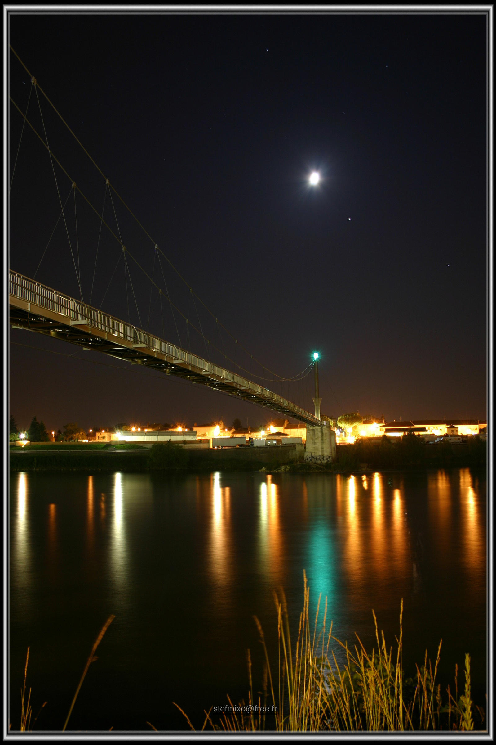 Moonlit passerelle -P-