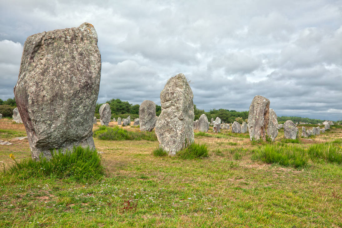 Stones de. Карнакские камни Франция Бретань Карнак. Карнак Франция мегалиты. Менгиры Карнака Франция. Менгиры Бретань Франция.