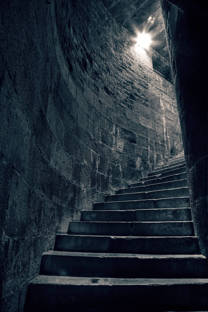 Сон приснилась лестница. Лестница в замке. Каменная винтовая лестница замка. Винтовая лестница в замке. Лестница в темноту.
