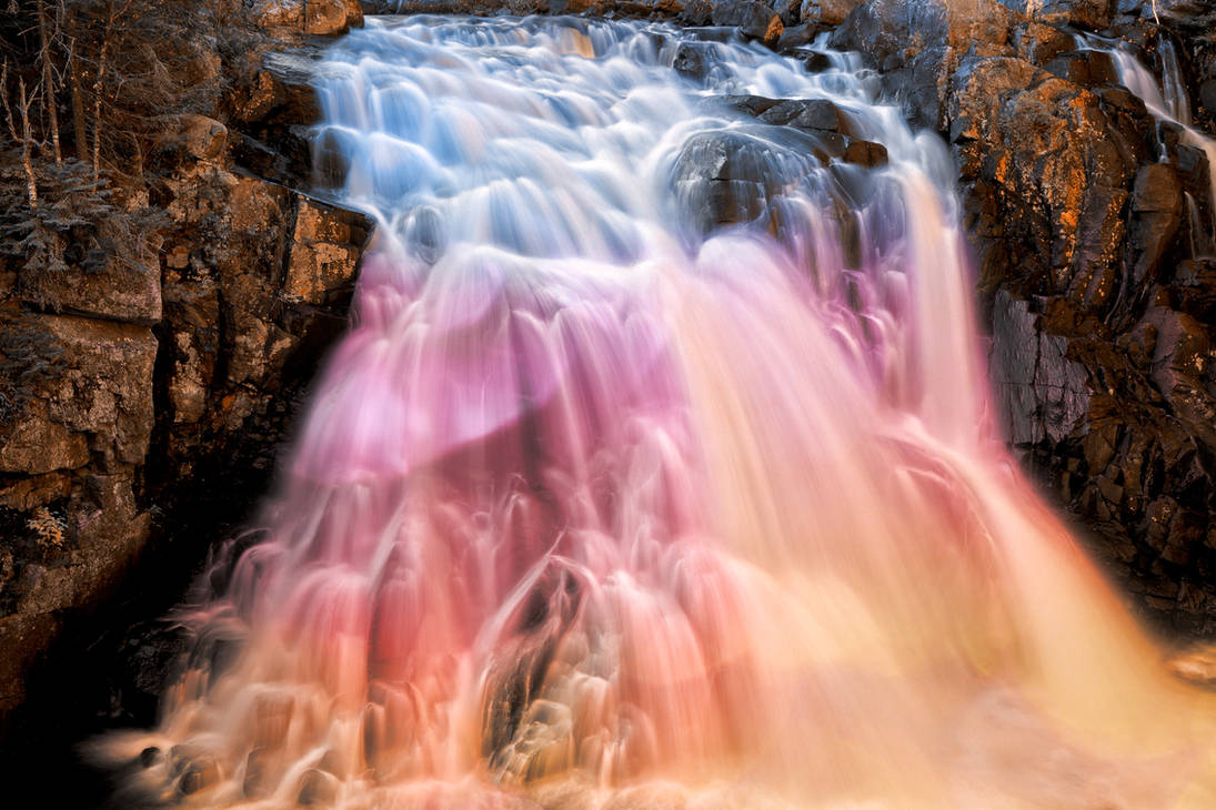 Водяная краса. Водопад Кэмерон Канада. Розовый водопад Камерон (Канада). Цветной водопад. Красный водопад.
