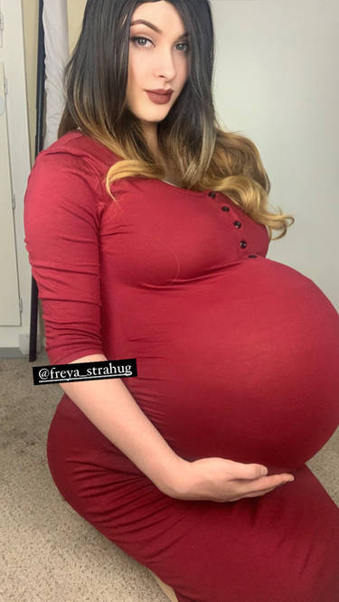 FreyaStrahug on X: Trick or treat?! 👻 #pregnant #pregnantbelly