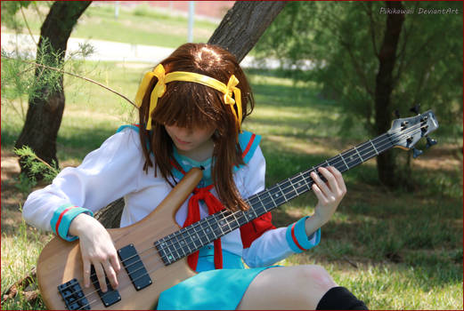 Tocando el bajo :3