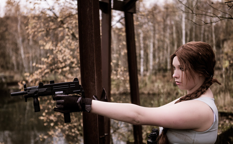 LARA CROFT COSPLAY