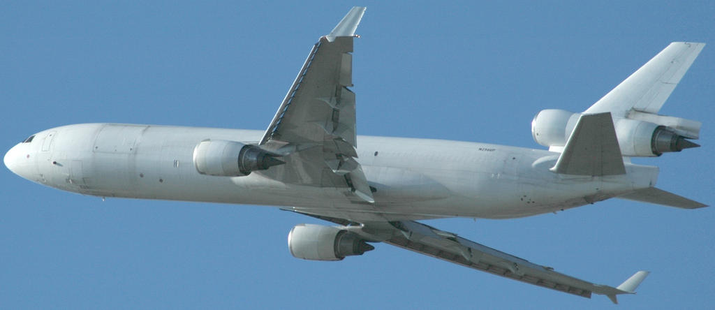 Unmarked MD-11 at KEWR pic3