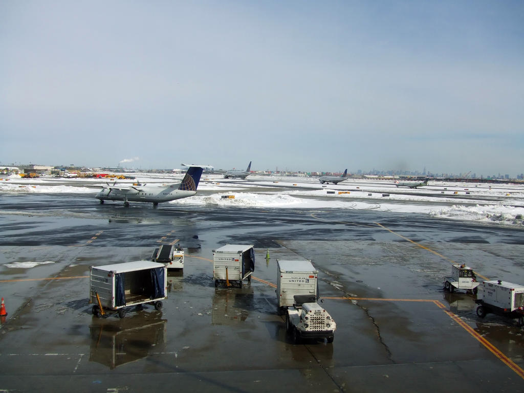 Several United planes @ Newark Liberty