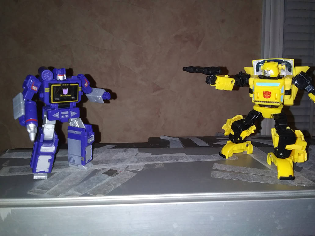 ROTF N.E.S.T. Bumble Vs Soundwave Back of the Box ROTF N.E.S.T. Bumble Vs Soundwave Back of the Box