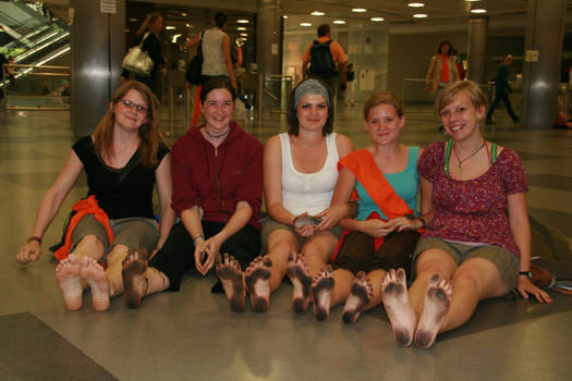 5 barefooted girls