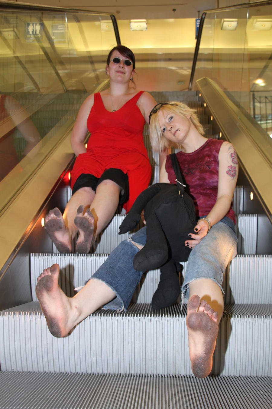 2 girls barefoot in Erfurt