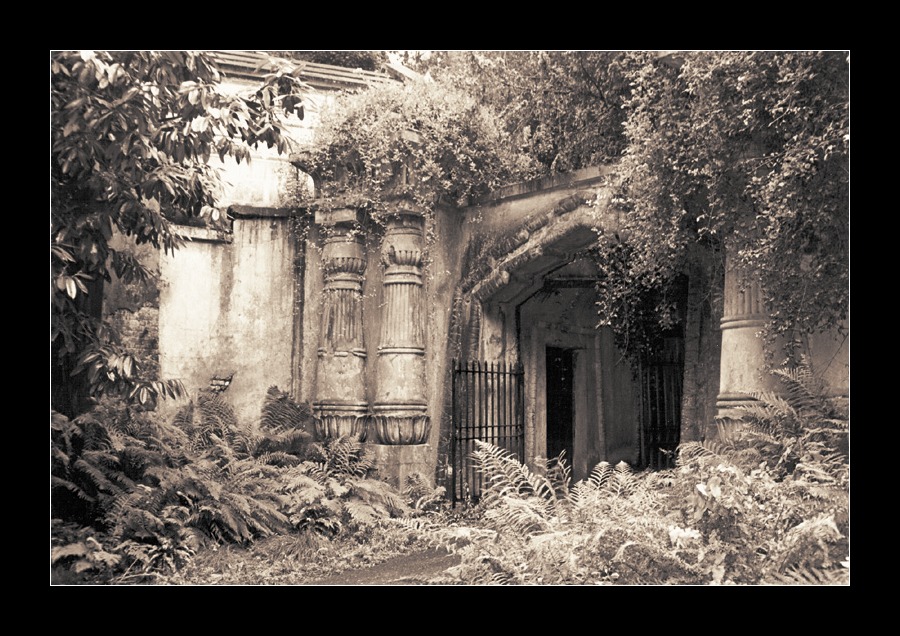 Highgate Cemetery - Last Exit