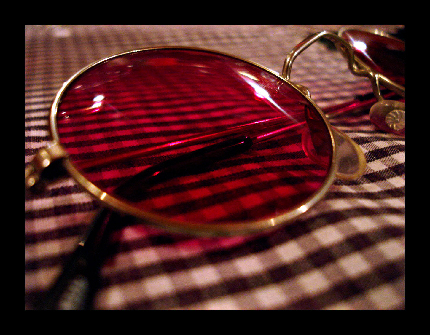Розовыми стеклами внутрь. Розовые очки. Разбитые розовые очки. Розовые очки бьются стеклами. Розовые очки бьются стеклами вовнутрь.