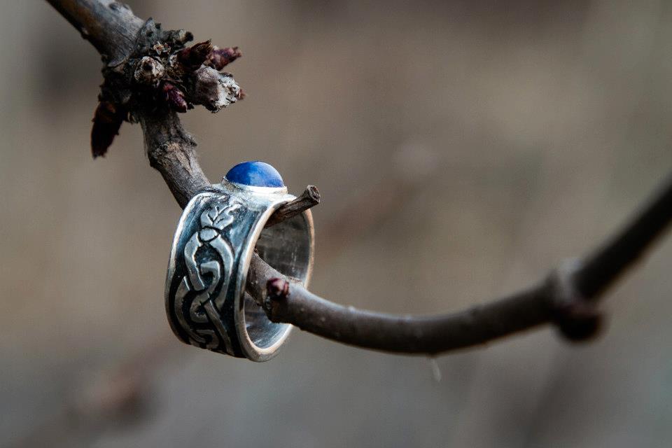 Silverknot ring with hauyn