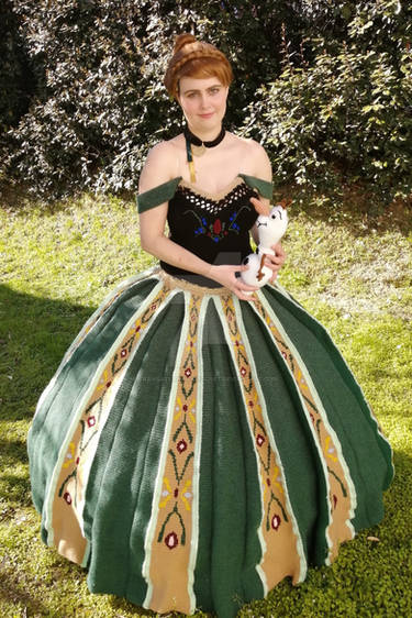 Crochet Cosplay: Princess Anna's coronation dress