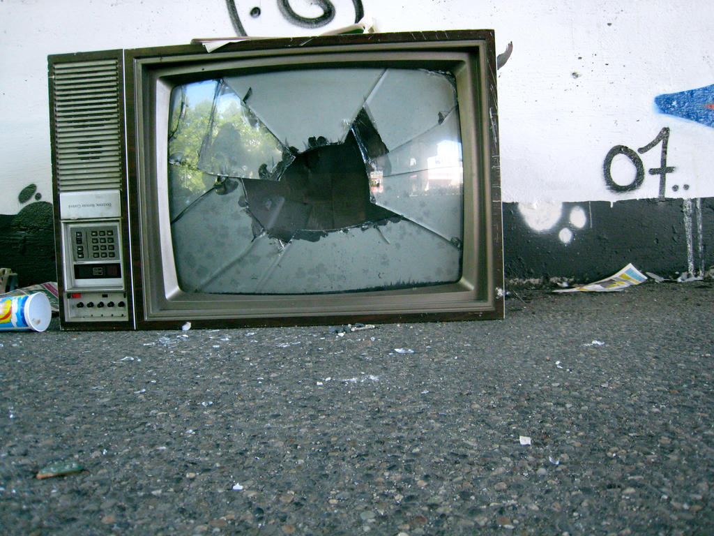 Телевизор сломался буду. Сломанный телевизор. Старый телевизор. Разбитый старый телевизор. Старый поломанный телевизор.