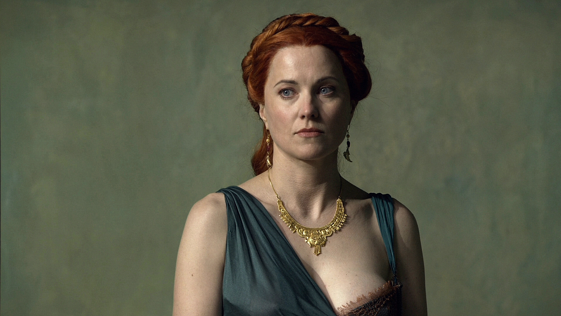 Kiyinish xonasida bir qizga qarash Yalangoch ayollar fotosurati