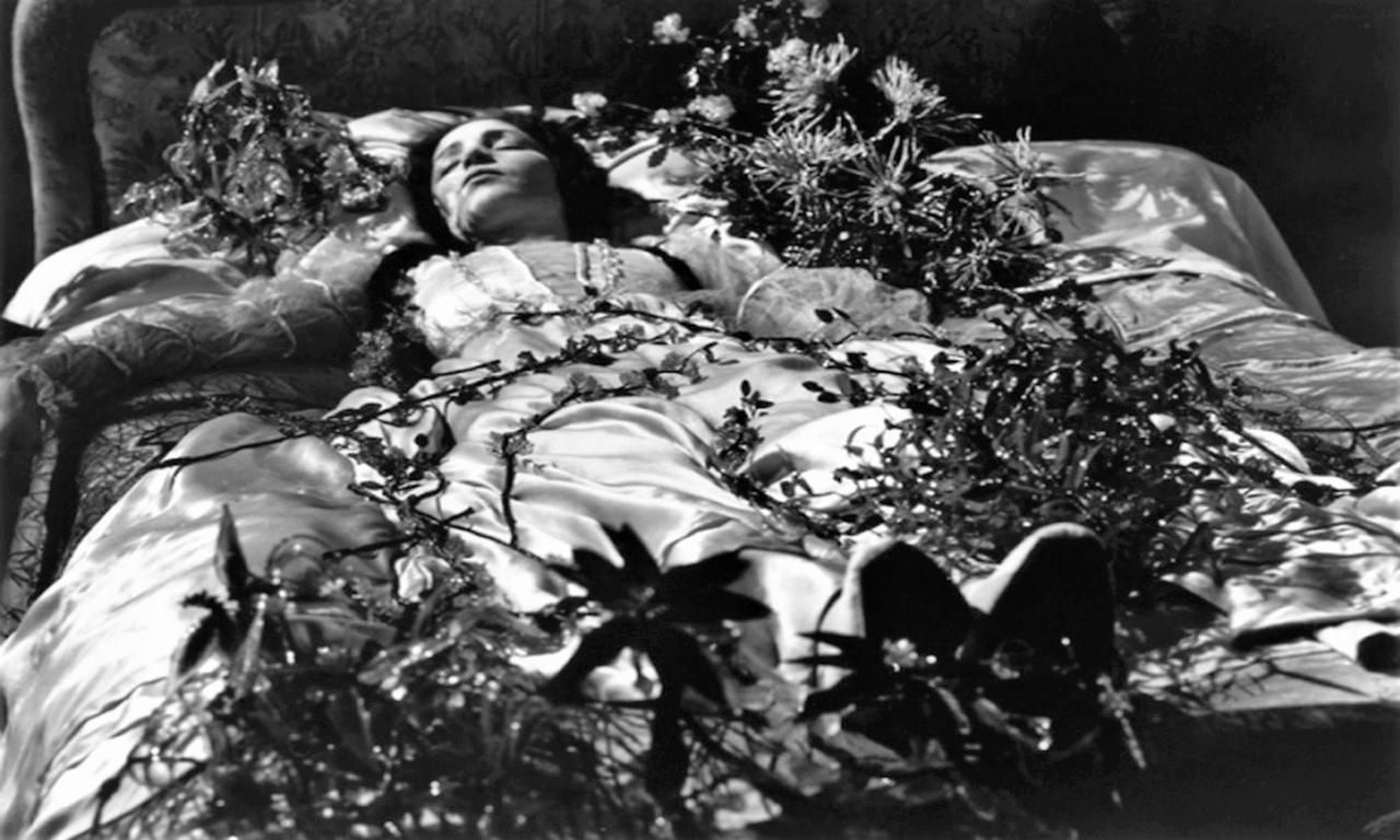 House of Usher, Madeline laid out by SilkeDead on DeviantArt