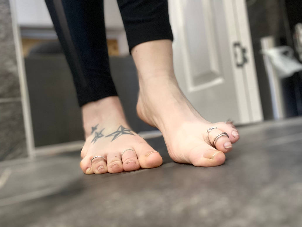 Barefoot Giantess Under Her Toe By Mommabearanddaughter On Deviantart Barefoot Giantess Under Her Toe By Mommabearanddaughter On Deviantart
