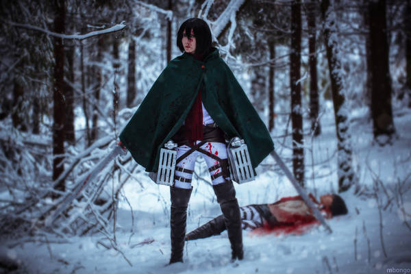 Winter cosplay: Mikasa and Eren