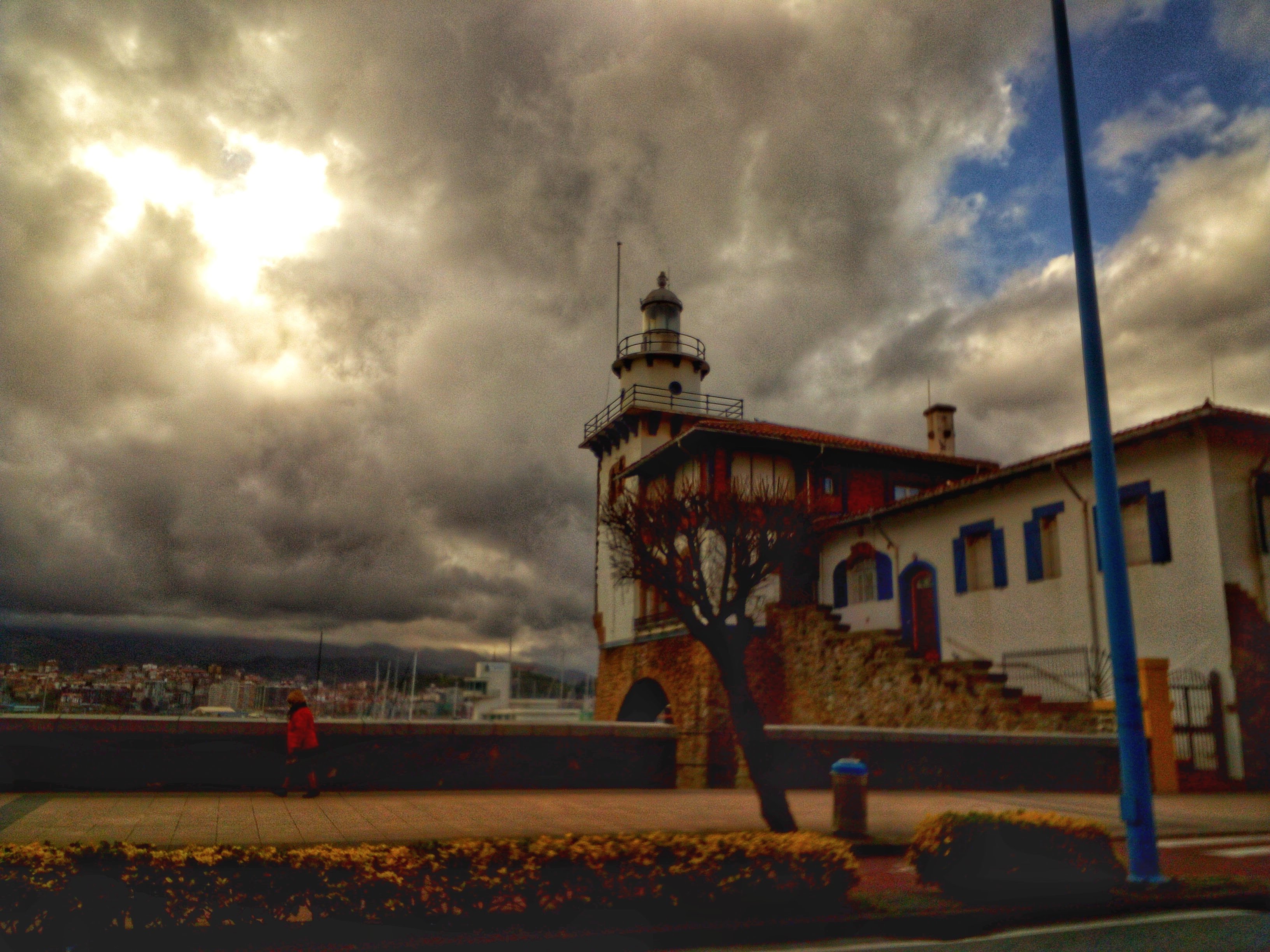 Faro tormenta, puerto deportivo