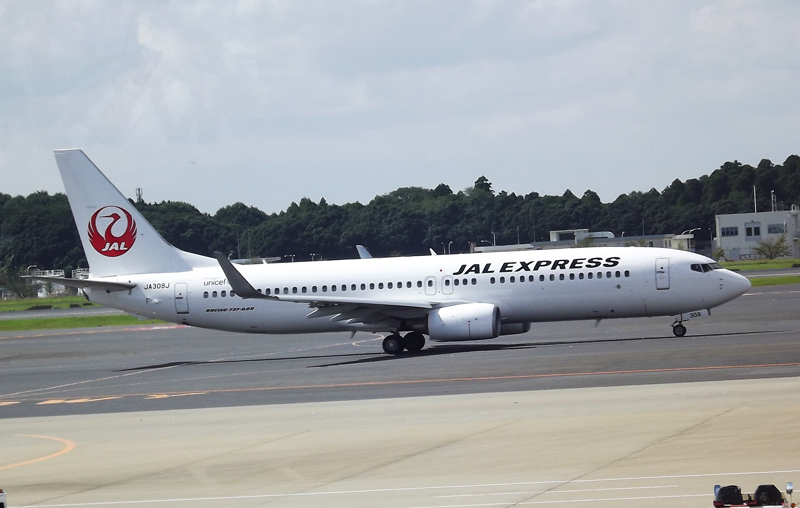 Boeing 737-800 JAL