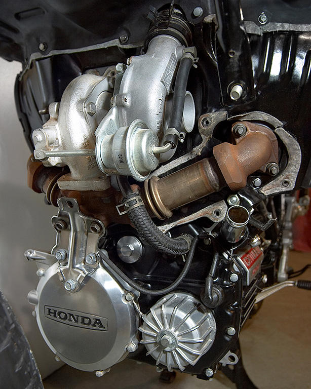 Honda турбина. Honda cx500 Turbo. Honda cx500 двигатель. Honda cx500 engine. Honda cx500 турбонагнетатель.
