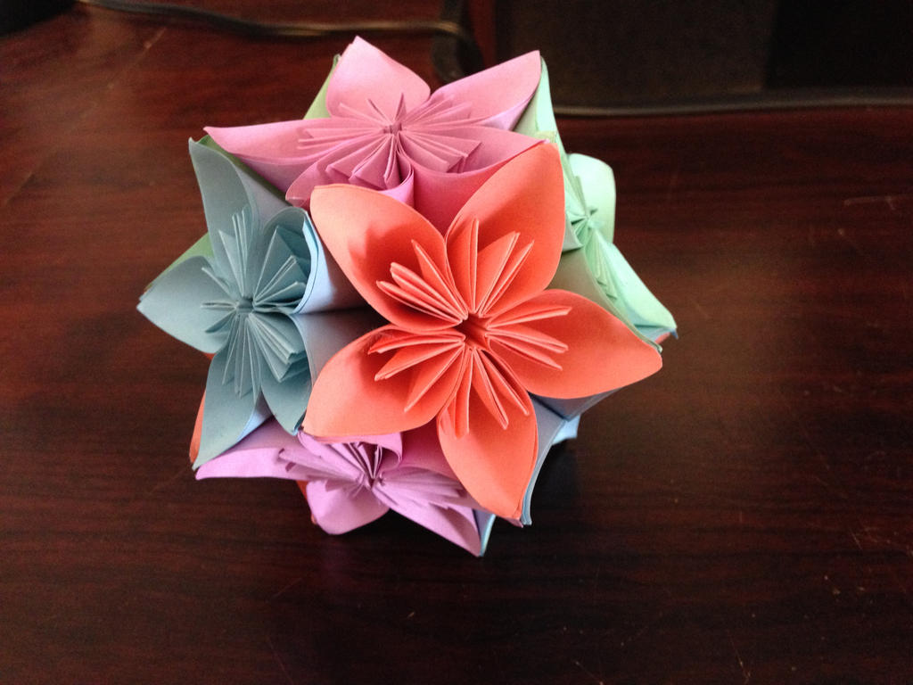 Кусудама фото. Цветок Kusudama. Кусудама супершар. Кусудама амариллис. Цветы оригами кусудами.