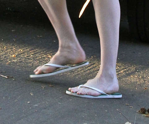 Gwendoline Christie S Flip Flop Clad Feet By Chipmunkraccoonoz On Deviantart Gwendoline Christie S Flip Flop Clad Feet By Chipmunkraccoonoz On Deviantart