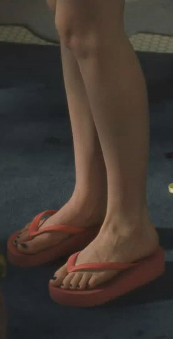Hathaway feet ann Anne Hathaway's