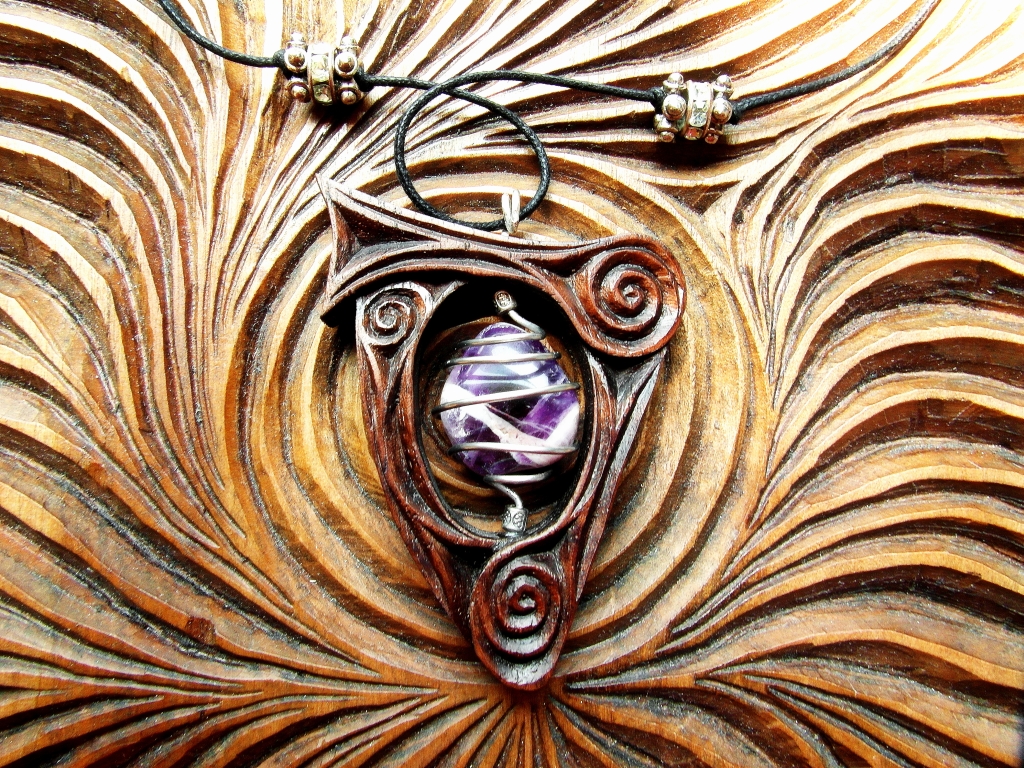 HARP PENDANT WITH AMETHYST