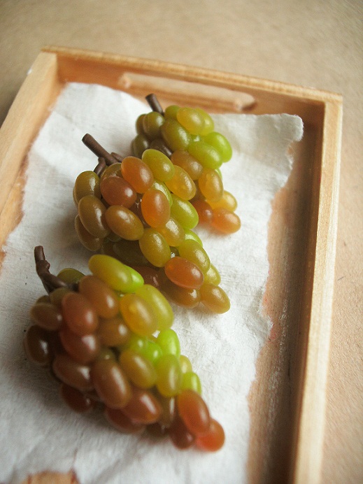 green and red grapes