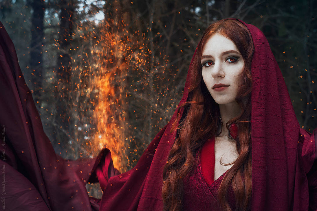 Красная ведьма игра. Мелисандра. Мелисандра богиня. Красная женщина Мелисандра.